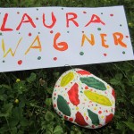 Jedes Kind bemalte einen Stein in den Landesfarben von Togo. Pro Stein spendeten Sponsoren einen Euro für Bildungsprojekte in Togo.