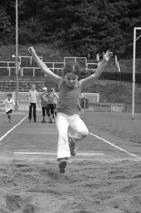 Schulsport Kind macht Weitsprung