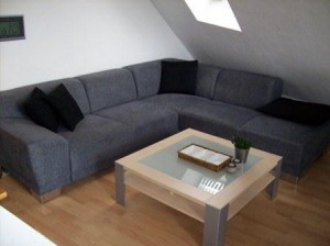 Sofa mit Couchtisch