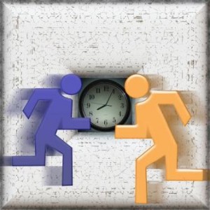 Zwei Figuren rennen gegen eine Uhr