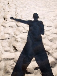 Bild: Schatten eines kämpfenden Jugendlichen
