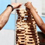 Arbeitet man mit Kindern gemeinsam mit Holz-Bausteinen, bekommen sie ein besseres Gefühl für Statik und Geometrie. (Foto: web_R_B/www.helenesouza.com/pixelio.de)