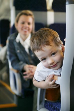 Mutter und Kind im Zug