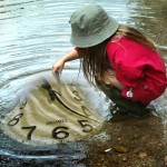Eine Uhr ist für Kinder sehr abstrakt. Spielerisch können sie aber dennoch den Zeitbegriff lernen. (Foto: momosu/pixelio.de)