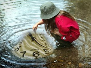 Eine Uhr ist für Kinder sehr abstrakt. Spielerisch können sie aber dennoch den Zeitbegriff lernen. (Foto: momosu/pixelio.de) Eine Uhr ist für Kinder sehr abstrakt. Spielerisch können sie aber dennoch den Zeitbegriff lernen. (Foto: momosu/pixelio.de)