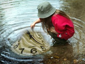 Eine Uhr ist für Kinder sehr abstrakt. Spielerisch können sie aber dennoch den Zeitbegriff lernen. (Foto: momosu/pixelio.de)