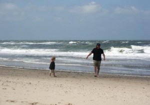 Bild: Vater und Kind am Strand
