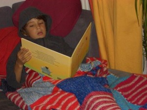 Kind mit Bilderbuch Kind mit Bilderbuch