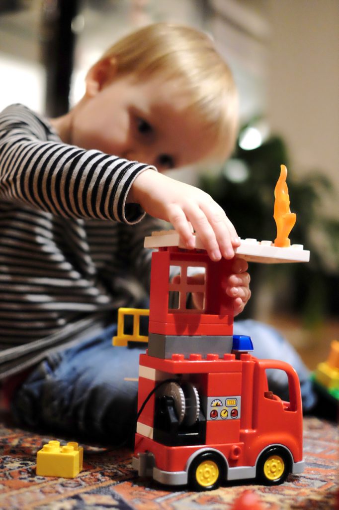 Im Spiel können Kinder mit "Freude an der Anstrengung" Fertigkeiten erwerben. Gleichzeitig sind Spiele zweckfreie Räume für Möglichkeiten.