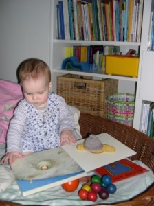 Lesefreundliche Umgebung Kleinkind mit Buch