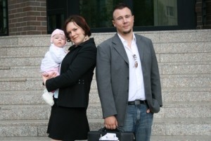 Kleine Familie Eltern mit Kind vor Amtsgebäude