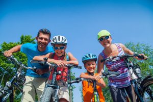 Die wahren Abenteuer liegen oft vor der Haustür: wie ewta eine Radtour mit der ganzen Familie. Foto: Fotolia/Max Topchii