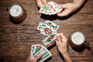 Modeerscheinung Fingerspinner oder klassische Schnapskarten - auch eine Frage der Marktwirtschaft. Foto: Fotolia/Thomas Söllner