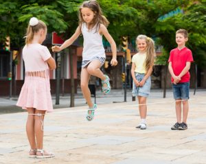 Ein Seil, Papier, Stifte und ein Wasserball passen in jeden Koffer und versprechen lustigen Zeitvertreib für die Kinder im Urlaub. Foto: Fotolia/JackF