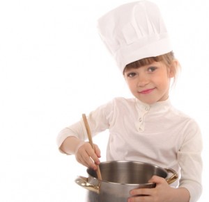 Bild: Kind rührt im Kochtopf