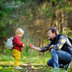Mit Papa den Wald entdecken