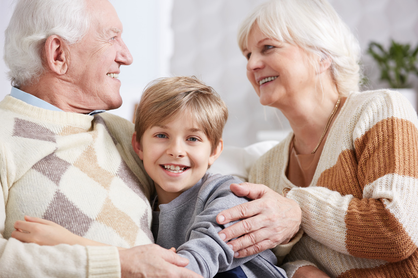 Kinder lieben es, wenn die Großeltern von früher erzählen. Foto: Fotolia/photographee.eu