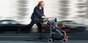 Mann läuft mit Kinderwagen