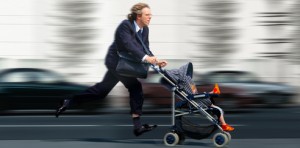 Familie & Beruf Mann läuft mit Kinderwagen