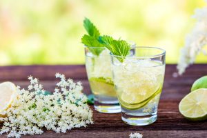 Ein herrlich kühlender Dicksaft lässt sich aus Holunderblüten herstellen. Foto: Fotolia/Hetizia