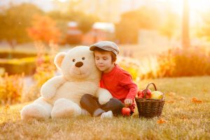 Der Lieblingsbär ist für Kinder mit Gold nicht aufzuwiegen. Basteln und bewusstes Wahrnehmen von Besitz bringt Kindern den Wert der Dinge näher. Foto: Fotolia/Tomsickova