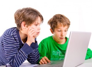 2 Jungen vor dem Laptop