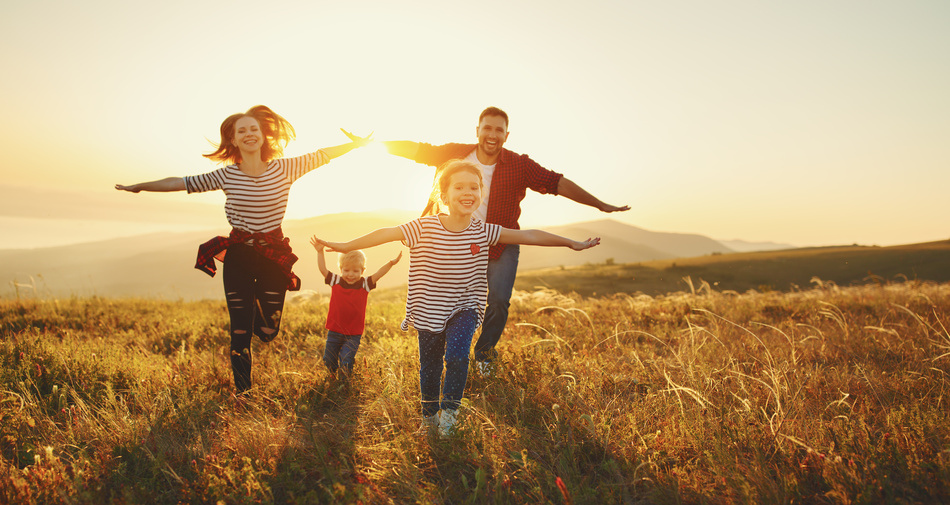 Mehr Gemeinschaft, Natur, Wissen, Achtsamkeit und Liebe sind nur einige der vielen Zutaten für die Slow Family. Foto: Fotolia/JenkoAtaman
