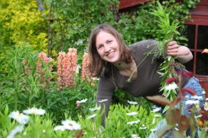 Frau arbeitet im Garten Frau im Garten