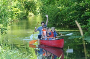 Eine Familie im Boot am See