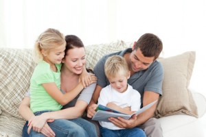 Gemeinsam lesen Familie am Sofa liest gemeinsam