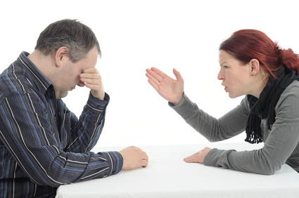 Mann und Frau streiten sich am Tisch
