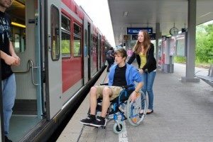 Mit Rollstuhl in den Zug