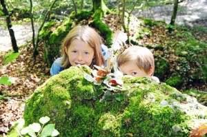 Kinder im Wald
