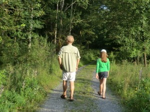 Waldspaziergang Ein Mann uns ein Mädchen gehen im Wald spazieren