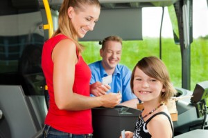 Mutter und Kind steigen in einen Bus ein