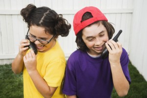 Bild: zwei Kinder mit walkie talkies