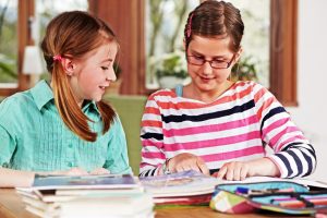 In Mehrstufenklassen sollen SchülerInnen verschiedener Schulstufen voneinander lernen. Foto: Fotolia/Ingo Bartussek