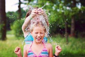 2 Mädchen die mit Wasser spielen