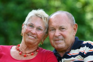 Glückliches Seniorenpaar Ältere Frau und älterer Mann