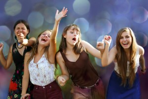 Bild: junge Mädchen feiern und singen