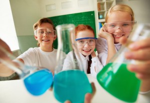 Bild: Kinder im Labor