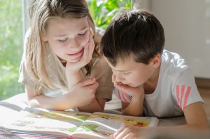 Lernen, was gerade Spaß macht - beim Freilernen wird die Schulpflicht mittels häuslichen Unterricht erfüllt. Foto: Fotolia/S. Kobold