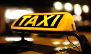 Taxizeichen auf Autodach