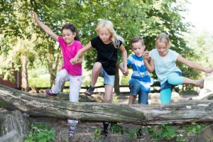 Eine natur-nahe Gestaltung des Spielplatzes ermöglicht Kindern eine Vielzahl an motorischen und sinnlichen Erfahrungen. Foto: Fotolia/Christian Schwier
