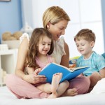 Bild: DeeMPhotography - Fotolia.com Mother reading with children at bedtime