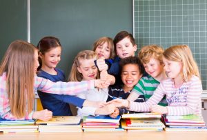 Ein neunjähriger Schüler erzählt über seinen Alltag in einer Mehrstufenklasse. Foto: Fotolia/drubig photo