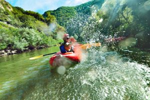 Rafting, Höhlen erforsche oder mit einem Esel wandern - Tipps für Abenteuerurlaub im Ausland. Foto: Fotolia/VlLevi