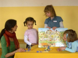 Kinder spielen mit Büchern