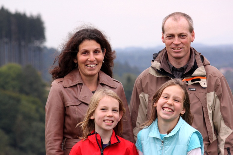 Familie Hindinger/Hössinger Vater, Mutter, zwei Mädchen