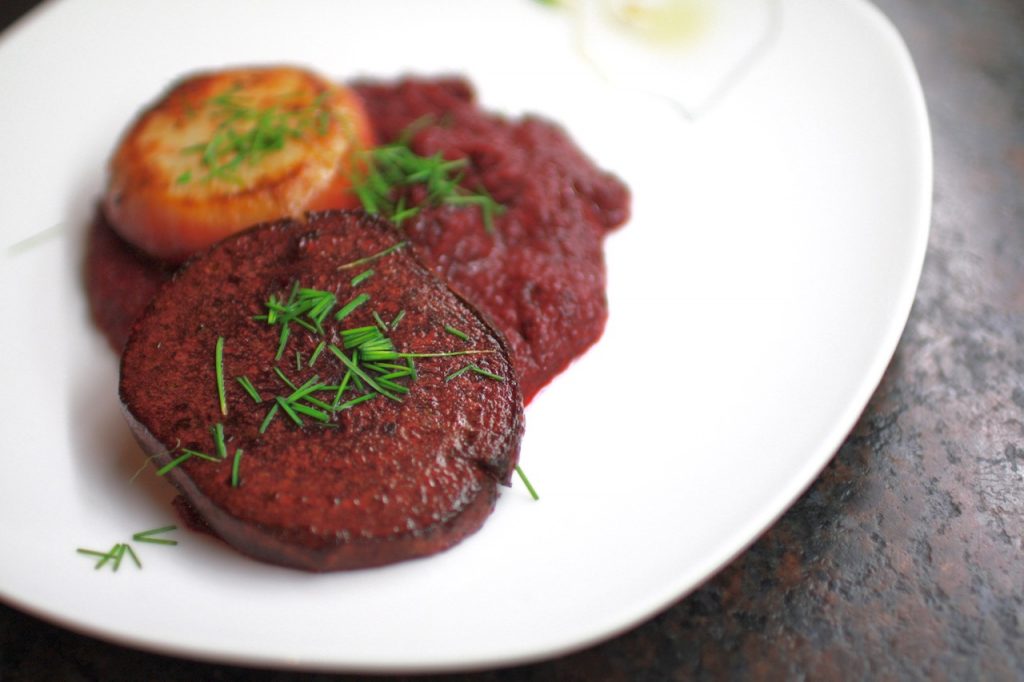 Steaks aus roter Beete und weißen Rübchen